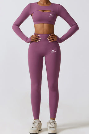 Yoga-Set aus 78% Nylon und 22% Spandex, nahtloses Design, hochgeschnittene Leggings, trendige Cut-outs und Daumenlöcher – Funktionalität trifft Style.